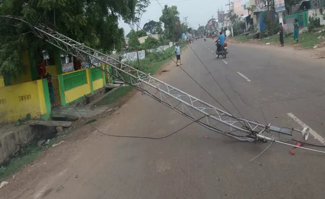 Signal tower collapsed In Palakonda - Sakshi