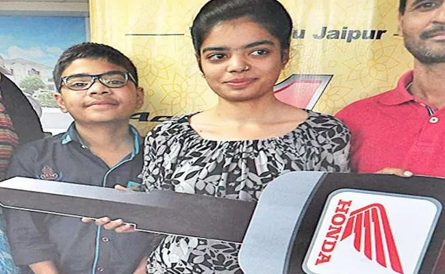 Jaipur Boy Saved Rs 62,000 In Coins To Buy Scooter To His Sister - Sakshi