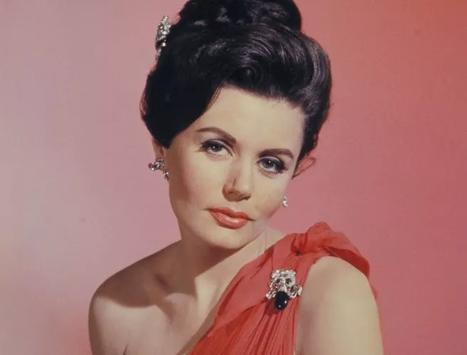 First James Bond girl Eunice Gayson dies at 90 - Sakshi