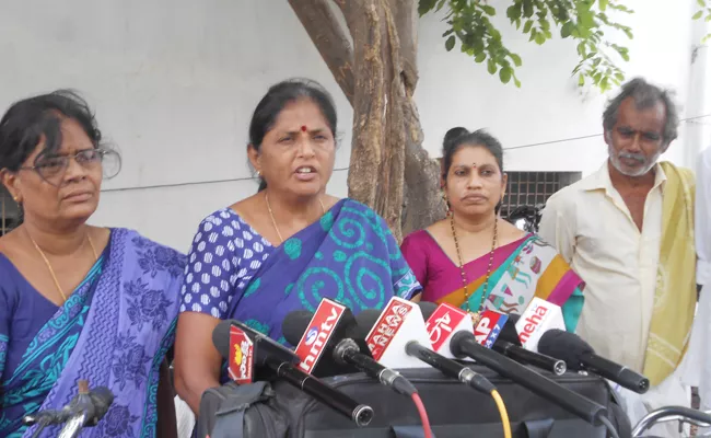 Dairy Victims Protest Infront Of Sidda Ragavulu House Prakasam - Sakshi