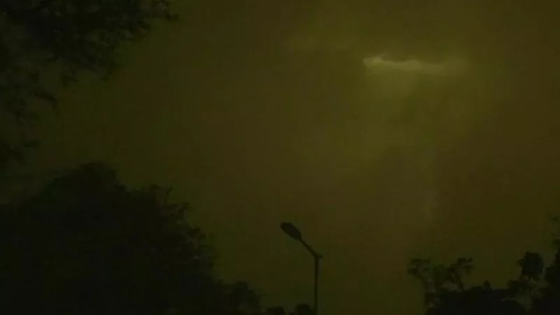 Dust Storm And Huge Winds Hit Delhi - Sakshi