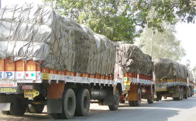 Lorry Drivers Shortage In East Godavari - Sakshi