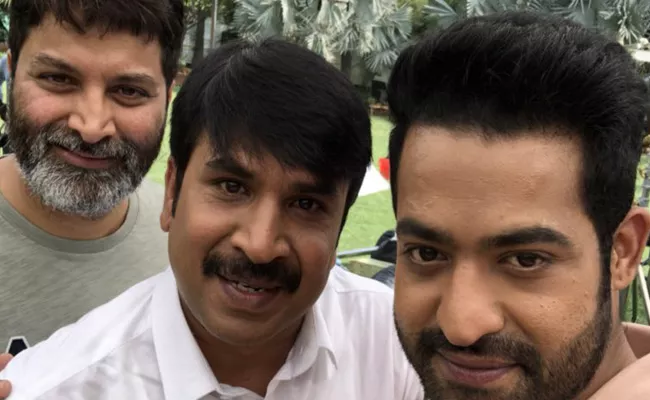 Comedian And Hero Srinivas Reddy Posted A Pic With NTR And Trivikram - Sakshi