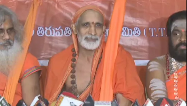 Priests Demand Probe On Ramana Deekshitulu Allegations - Sakshi