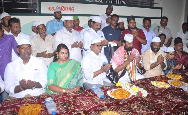 TPCC President Uttam Says Only Congress Support To Muslims - Sakshi