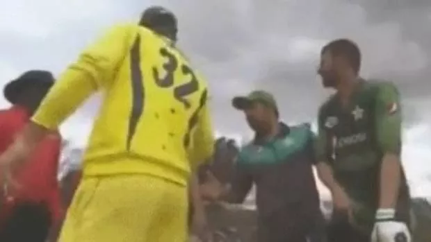 Maxwell Not shaking hands with Sarfraz Ahmed - Sakshi