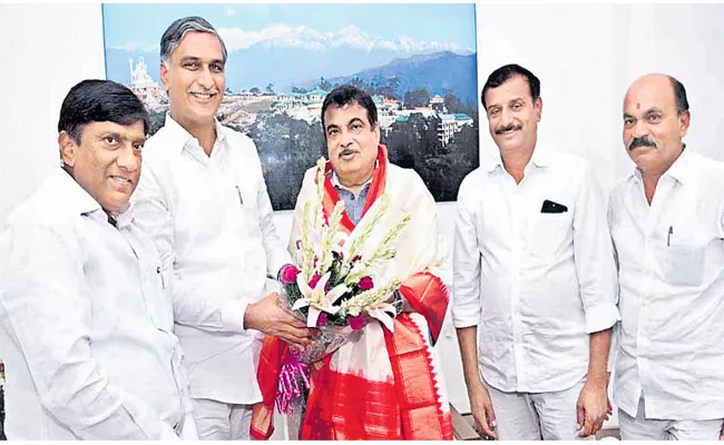 TRS Leaders Meets Central Minister Gadkari In Delhi On Kaleshwaram Issue - Sakshi