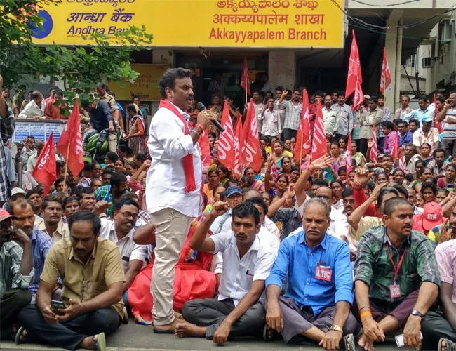 Building Construction Workers Protest In Visakhapatnam - Sakshi