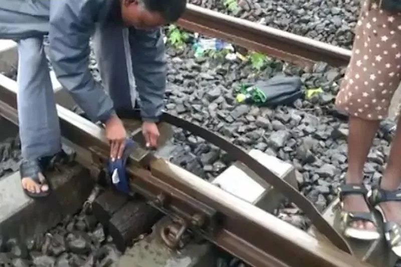 Cloth Tied To Broken Railway Tracks In Mumbai - Sakshi