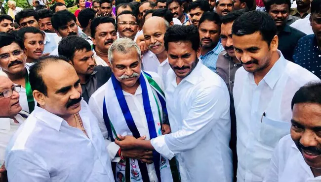 Former Minister Manugunta Mahidhar Reddy joins in YSR Congress Party - Sakshi