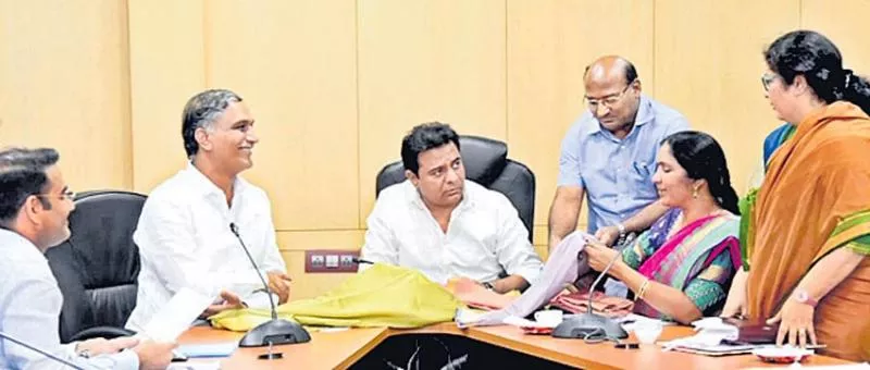 Minister KTR & Harish Rao Held Review Meet On Handlooms - Sakshi