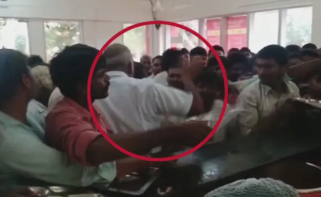 Municipal commissioner Fires On people At Anna Canteen In Kurnool - Sakshi