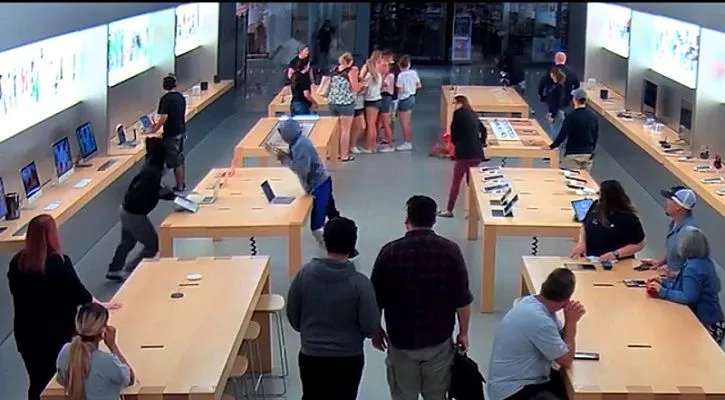 Roughly Rs 19 Lakh Worth Of Apple Products Stolen From Apple Store In Seconds - Sakshi