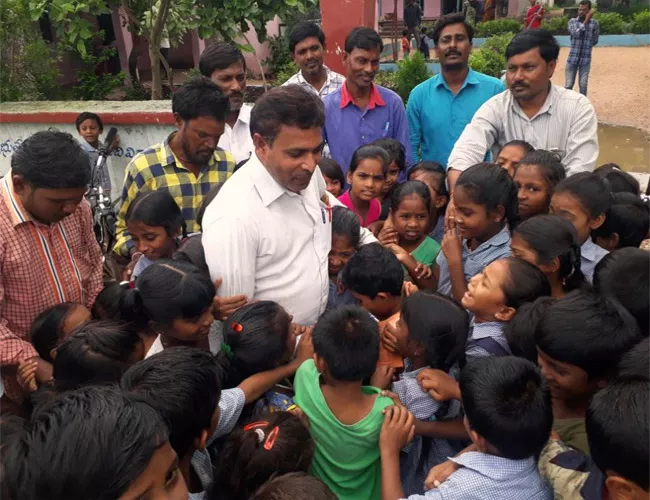 Teacher Transfer Students Rasta Roko In Adilabad - Sakshi