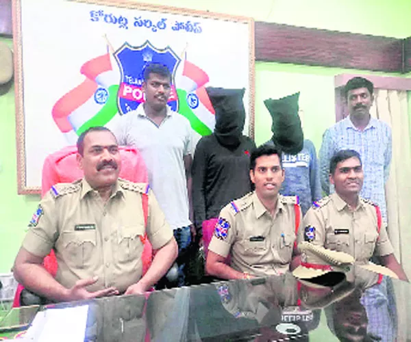 Gang Members Artist In Karimnagar - Sakshi