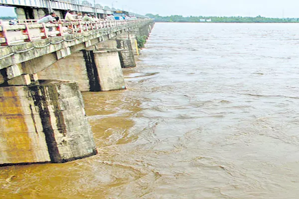 Godavari waters into sea  - Sakshi