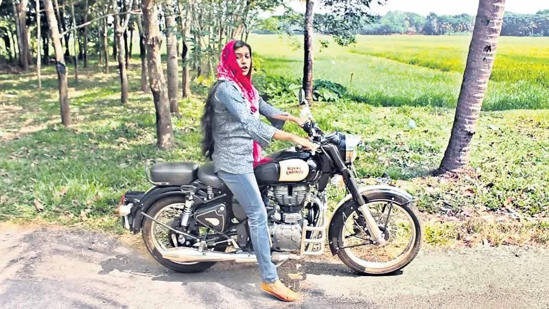 Jinsha Basheer: The woman biker fighting for social causes - Sakshi