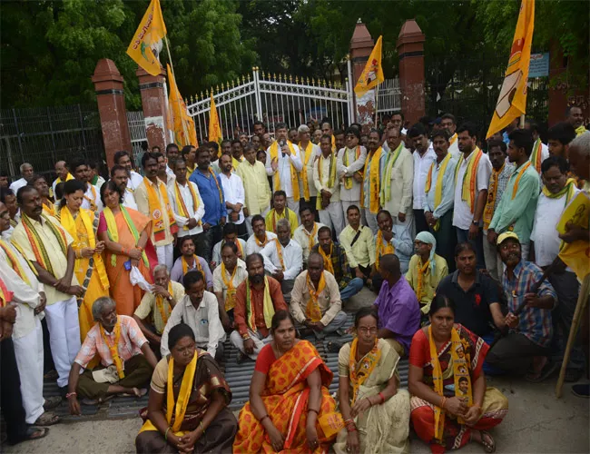 T TDP  L Ramana Protest In Karimnagar - Sakshi