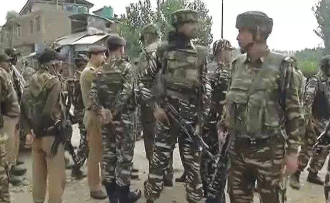 Militants Attack On CRPF Personnel In Kashmir Anantnag - Sakshi