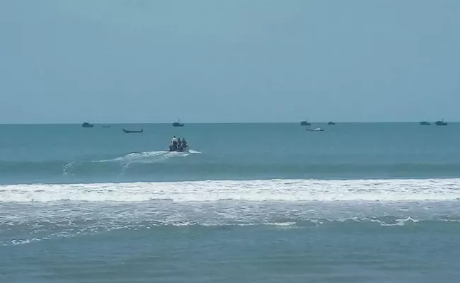 Tamil Nadu Boats In Kavali Beach PSR Nellore - Sakshi