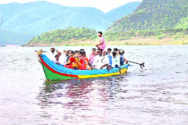 Dangerous journey on Kakinada - Sakshi