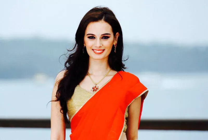 Evelyn Sharma Off to Hyderabad to continue shoot for saaho - Sakshi