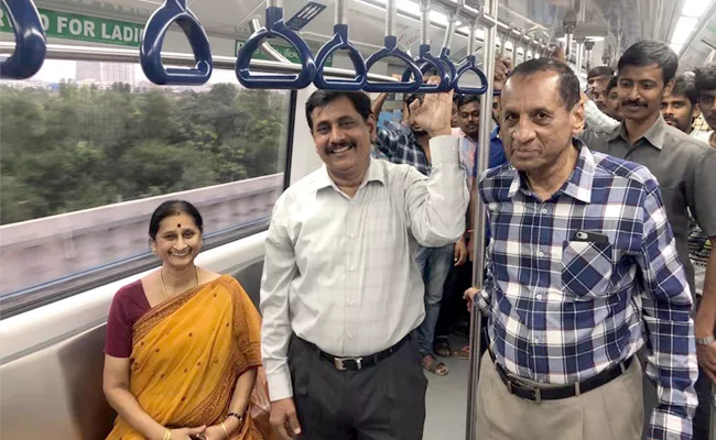 Governor Narasimhan Travels Like A Commoner In Metro Rail Along With Wife - Sakshi