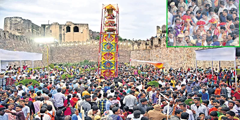 Golconda Fort reverberates to Bonalu beats - Sakshi