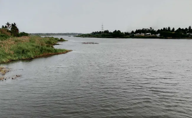 Upputeru Water Flow Down With Pollution In West Godavari - Sakshi