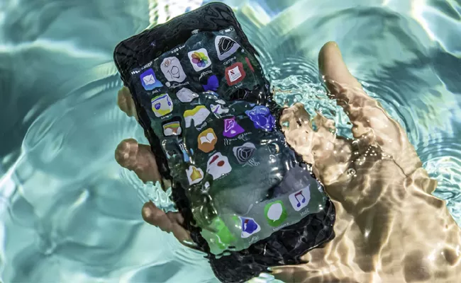 Scuba Diver Finds iPhone 7 In Sea After 2 Days In Perfect Working Condition - Sakshi