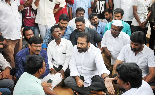 Kotam Reddy Sreedhar Reddy Protest On CC Road Damages PSR Nellore - Sakshi