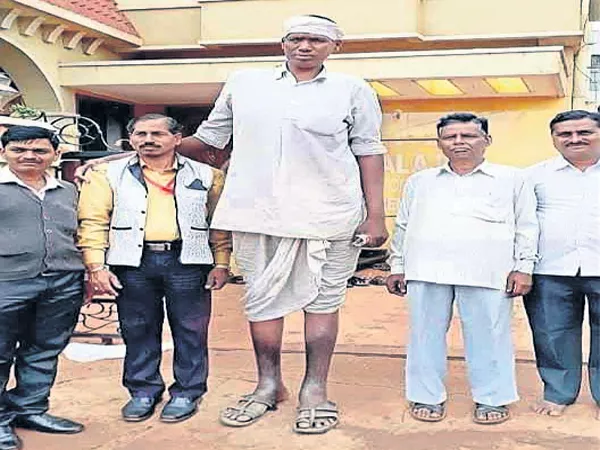 Tallest man in the country but there is no Job - Sakshi