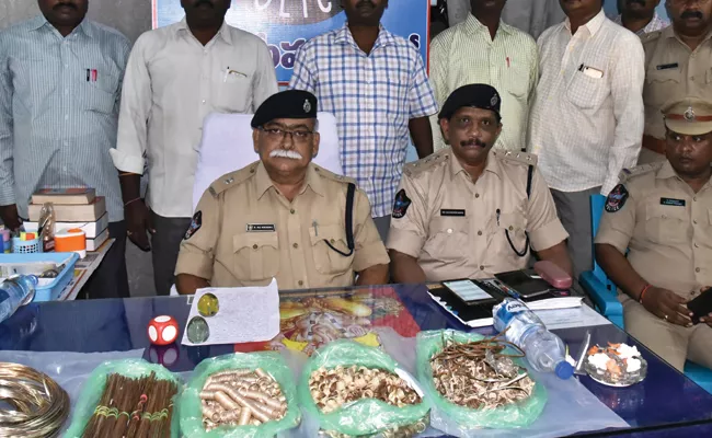 Silver Robbery Thief Arrest In Krishna - Sakshi