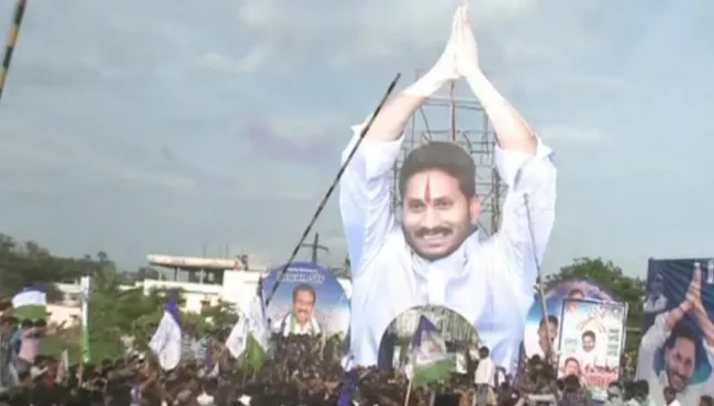 YS Jagan Gets Grand Welcome In Kakinada Rural - Sakshi