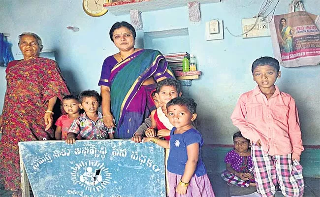 Women's Child Welfare Regional Organizer Veeramani Visited Anganwadi Center - Sakshi