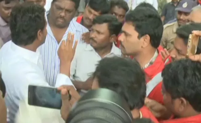 ONGC Contract Workers Meets YS Jagan Mohan Reddy In PrajaSankalpaYatra - Sakshi