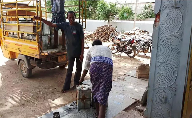 Oil Robbery In Veera Brahmendra Swamy Temple YSR Kadapa - Sakshi