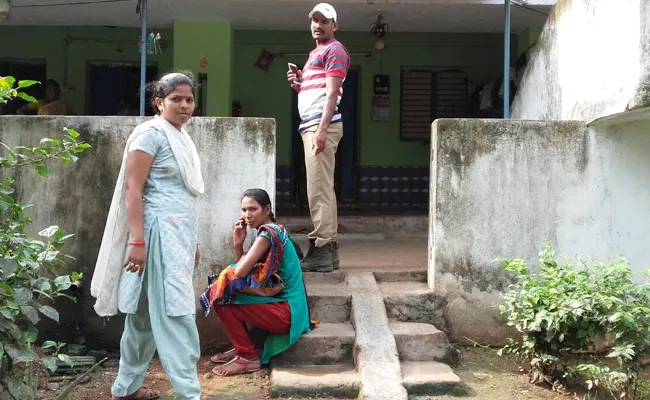 Telangana Woman Darna InFront Of Boyfriend House Visakhapatnam - Sakshi