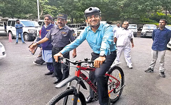 GHMC Commissioner Traveling To Bicycle On  Daily Office - Sakshi