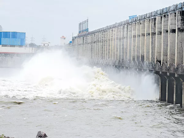 Srisailam extends to 1.76 lakh cusecs - Sakshi