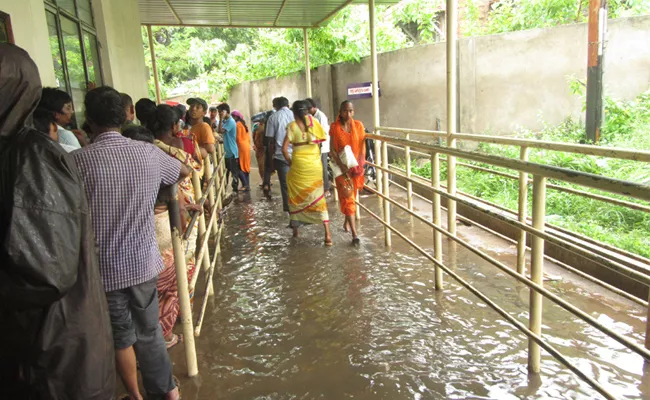 KGH Roads Filled Flood Water In Visakhapatnam - Sakshi