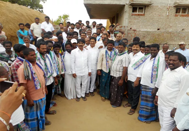 TDP Leaders Join YSRCP In Nellore - Sakshi