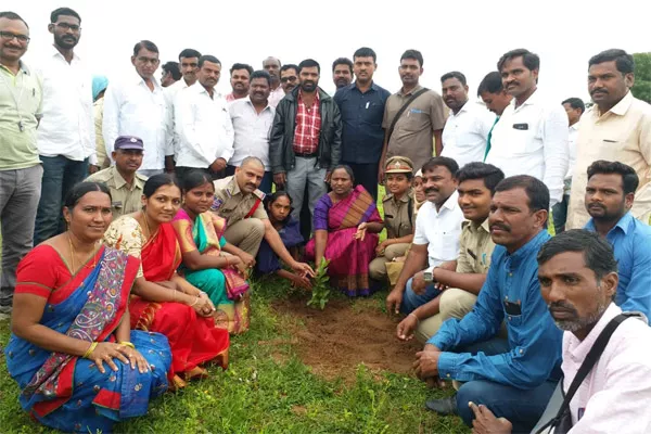 MLA  Bodiga Shobha Haritha Haram Program In Karimnagar - Sakshi