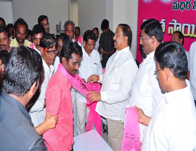 Leaders Of Other Parties Join TRS In Khammam - Sakshi