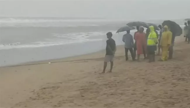 Flood Flow Heavy At Vamsadhara River In Srikakulam - Sakshi