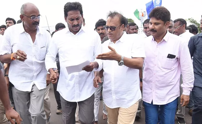 Cable Operators Meets YS Jagan Mohan Reddy In PrajaSankalpaYatra - Sakshi