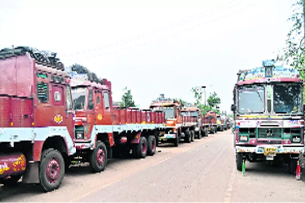 Lorry strike enters second day - Sakshi