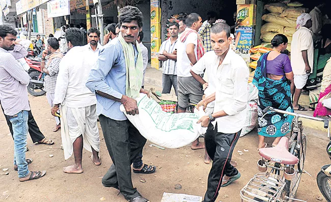 Fertilisers Dealers Cheating Farmers With Fake Seeds In Medak - Sakshi