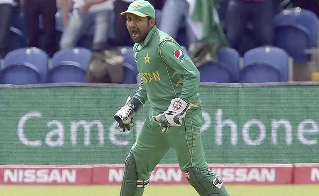 Sarfraz Ahmed Tries To Copy MS Dhoni, Fails Miserably - Sakshi