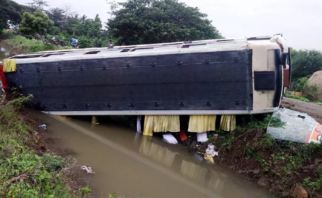 Bus Rollovered In Main Road Krishna - Sakshi